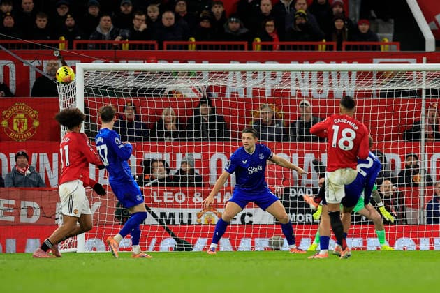 Manchester United, ManU v Everton Premier League 24 11 2025. Casemiro (18) of Manchester United fires his shot wide of the post during the Premier League match between Manchester United and Everton at Old Trafford, Manchester, England on 24 November 2025. Manchester Old Trafford Greater Manchester England Editorial use only DataCo restrictions apply See www.football-dataco.com , Copyright: xConorxMolloyx PSI-23262-0101
