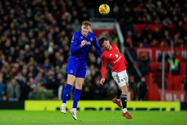Manchester United, ManU v Everton Premier League 24 11 2025. Jake O Brien (15) of Everton beats Mason Mount (7) of Manchester United to the header during the Premier League match between Manchester United and Everton at Old Trafford, Manchester, England on 24 November 2025. Manchester Old Trafford Greater Manchester England Editorial use only DataCo restrictions apply See www.football-dataco.com , Copyright: xConorxMolloyx PSI-23262-0102