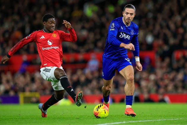 Manchester United, ManU v Everton Premier League 24 11 2025. Jack Grealish (18) of Everton runs with the ball under pressure from Kobbie Mainoo (37) of Manchester United during the Premier League match between Manchester United and Everton at Old Trafford, Manchester, England on 24 November 2025. Manchester Old Trafford Greater Manchester England Editorial use only DataCo restrictions apply See www.football-dataco.com , Copyright: xConorxMolloyx PSI-23262-0104