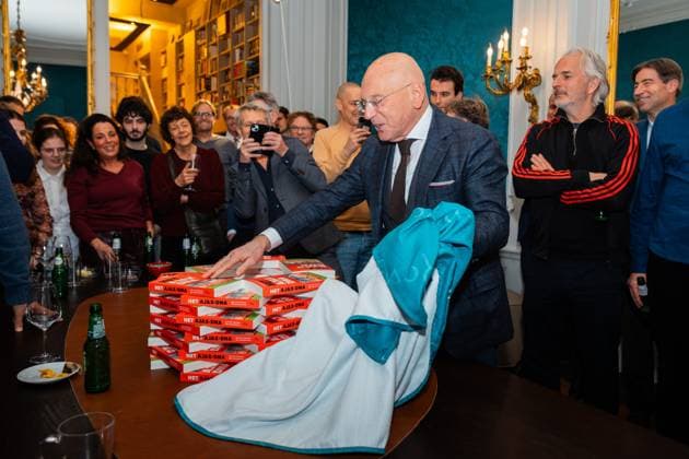 AMSTERDAM , 24-11-2025 , Uitgeverij Prometheus , Book presentation of ˜Het Ajax-DNA™, written by Jop van Kempen and Bas Soetenhorst. Picture shows Prometheus director Mai Spijkers unveiling the books. Book presentation Het Ajax-DNA  x32187976x Copyright: