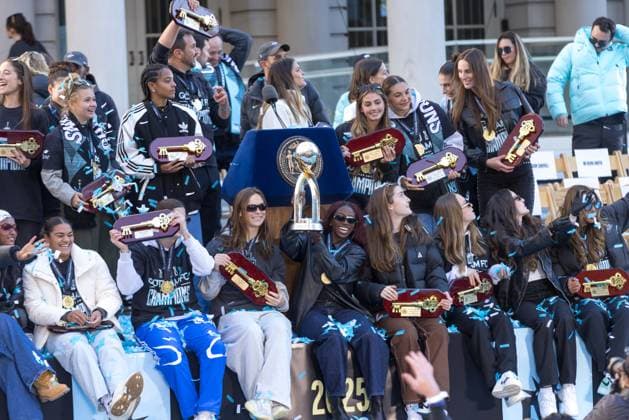 NWSL 2025 Champions Parade at City Hall Park of NJ NY Gotham FC Players of NJ NY Gotham FC pose for a team photo with the trophy and the Key to the City at City Hall during the NWSL 2025 Champions Parade at City Hall Park of NJ NY Gotham FC on November 24, 2025 in New York City. NJ NY Gotham FC defeated 1-0 to Washington Spirit on November 22nd. United States Copyright: xWilliamxVolcovx