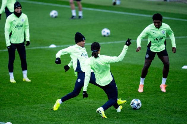 MANCHESTER, ENGLAND - NOVEMBER 24: Oscar Bobb of Manchester City challenges Nathan Ake of Manchester City during a training session ahead of the UEFA Champions League 2025 26 League Phase MD5 match between Manchester City and Bayer 04 Leverkusen at Manchester City Football Academy on November 24, 2025 in Manchester, England. (Photo by Rene Nijhuis) SPO  Copyright: xRenexNijhuis