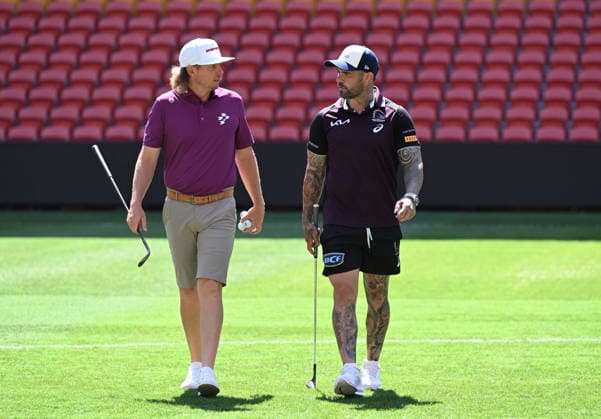GOLF AUSTRALIAN PGA, Golf Herren PREVIEW, Golfer Cam Smith (left) and Broncos captain Adam Reynolds (right) are seen playing golf on Suncorp Stadium ahead of the 2025 Australian PGA Championship, at Suncorp Stadium, in Brisbane, Tuesday, November 25, 2025. ( BRISBANE QUEENSLAND AUSTRALIA  Copyright: xDARRENxENGLANDx 20251125113667498150