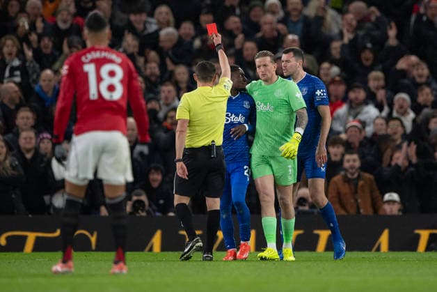 Manchester United, ManU v Everton - Premier League MANCHESTER, ENGLAND - NOVEMBER 24: Everton goalkeeper Jordan Pickford restrains Idrissa Gueye after he is sent off due to slapping Michael Keane during the Premier League match between Manchester United and Everton at Old Trafford on November 24, 2025 in Manchester, England. Idrissa Gueye; Jordan Pickford; Michael Keane Manchester Old Trafford England United Kingdom Copyright: xVisionhausx 776340472