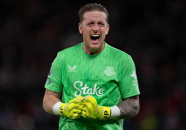 Manchester United, ManU v Everton - Premier League MANCHESTER, ENGLAND - NOVEMBER 24: Everton goalkeeper Jordan Pickford celebrates at the final whistle during the Premier League match between Manchester United and Everton at Old Trafford on November 24, 2025 in Manchester, England. Jordan Pickford Manchester Old Trafford England United Kingdom Copyright: xVisionhausx 776340472