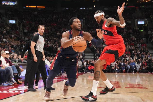 November 24, 2025, Toronto, On, CANADA: Cleveland Cavaliers guard Donovan Mitchell (45) drives at Toronto Raptors forward Brandon Ingram (3) during first half NBA, Basketball Herren, USA basketball action in Toronto on Monday November 24, 2025. Donovan Mitchell; Brandon Ingram  - ZUMAc35_ 20251124_zaf_c35_124 Copyright: xChrisxYoungx