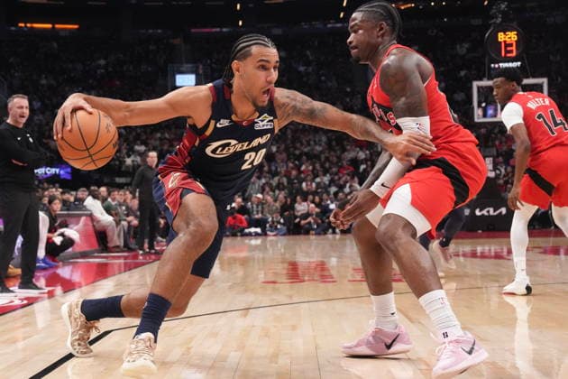 November 24, 2025, Toronto, On, CANADA: Cleveland Cavaliers guard Jaylon Tyson (20) drives at Toronto Raptors guard Jamal Shead (23) during first half NBA, Basketball Herren, USA basketball action in Toronto on Monday November 24, 2025. Jaylon Tyson; Jamal Shead  - ZUMAc35_ 20251124_zaf_c35_125 Copyright: xChrisxYoungx