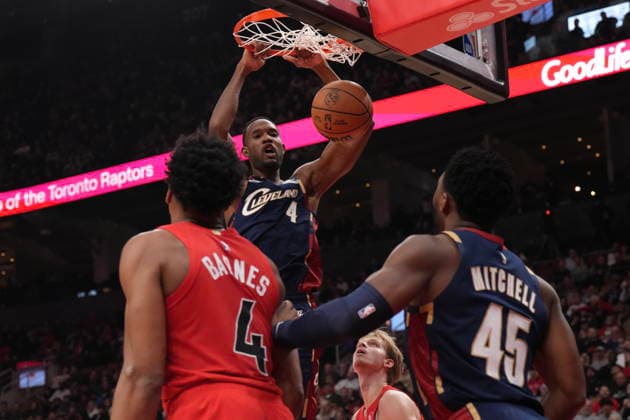 November 24, 2025, Toronto, On, CANADA: Cleveland Cavaliers center Evan Mobley (4) scores against Toronto Raptors during first half NBA, Basketball Herren, USA basketball action in Toronto on Monday November 24, 2025. Evan Mobley  - ZUMAc35_ 20251124_zaf_c35_130 Copyright: xChrisxYoungx