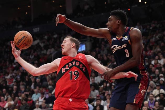 November 24, 2025, Toronto, On, CANADA: Toronto Raptors center Jakob Poeltl (19) collects a defensive rebound from Cleveland Cavaliers center Thomas Bryant (3) during first half NBA, Basketball Herren, USA basketball action in Toronto on Monday November 24, 2025. Jakob Poeltl; Thomas Bryant  - ZUMAc35_ 20251124_zaf_c35_131 Copyright: xChrisxYoungx