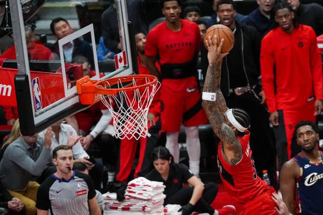 Cleveland Cavaliers vs Toronto Raptors TORONTO, CANADA - NOVEMBER 24 : Brandon Ingram (3) of Toronto Raptors dunks the ball during the NBA, Basketball Herren, USA basketball game between Cleveland Cavaliers and Toronto Raptors at the Scotiabank Arena on November 24, 2025 in Toronto, Ontario, Canada. Mert Alper Dervis Anadolu Ontario Canada. Editorial use only. Please get in touch for any other usage.  Copyright: x2025xAnadoluxMertxAlperxDervisx