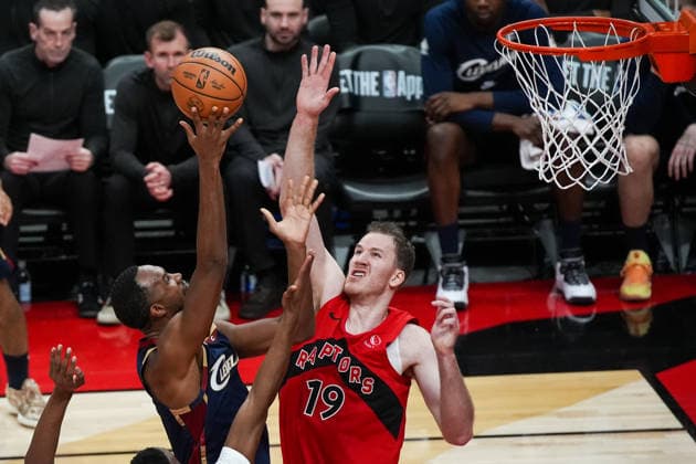 Cleveland Cavaliers vs Toronto Raptors TORONTO, CANADA - NOVEMBER 24 : Evan Mobley (4) of Cleveland Cavaliers in action against Jakob Poeltl (19) of Toronto Raptors during the NBA, Basketball Herren, USA basketball game between Cleveland Cavaliers and Toronto Raptors at the Scotiabank Arena on November 24, 2025 in Toronto, Ontario, Canada. Mert Alper Dervis Anadolu Ontario Canada. Editorial use only. Please get in touch for any other usage.  Copyright: x2025xAnadoluxMertxAlperxDervisx
