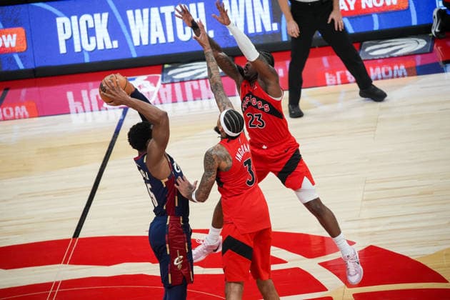 Cleveland Cavaliers vs Toronto Raptors TORONTO, CANADA - NOVEMBER 24 : Donovan Mitchell (45) of Cleveland Cavaliers in action against Brandon Ingram (3) and Jamal Shead (23) of Toronto Raptors during the NBA, Basketball Herren, USA basketball game between Cleveland Cavaliers and Toronto Raptors at the Scotiabank Arena on November 24, 2025 in Toronto, Ontario, Canada. Mert Alper Dervis Anadolu Ontario Canada. Editorial use only. Please get in touch for any other usage.  Copyright: x2025xAnadoluxMertxAlperxDervisx