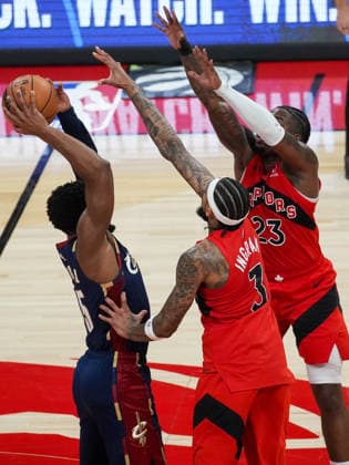Cleveland Cavaliers vs Toronto Raptors TORONTO, CANADA - NOVEMBER 24 : Donovan Mitchell (45) of Cleveland Cavaliers in action against Brandon Ingram (3) and Jamal Shead (23) of Toronto Raptors during the NBA, Basketball Herren, USA basketball game between Cleveland Cavaliers and Toronto Raptors at the Scotiabank Arena on November 24, 2025 in Toronto, Ontario, Canada. Mert Alper Dervis Anadolu Ontario Canada. Editorial use only. Please get in touch for any other usage.  Copyright: x2025xAnadoluxMertxAlperxDervisx
