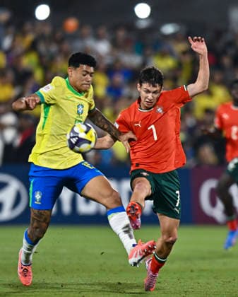Portugal v Brazil : Semi-final- FIFA U-17 World Cup Qatar 2025 Duarte Cunha of Portugal and Luis Pacheco of Brazil in action during the FIFA U-17 World Cup Qatar 2025 Semi-final match between Portugal and Brazil in Doha, Qatar, on November 24, 2025. DOHA Qatar Copyright: xNOUSHADxTHEKKAYILx