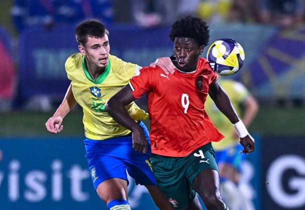 Portugal v Brazil : Semi-final- FIFA U-17 World Cup Qatar 2025 Anisio Cabral of Portugal and Vitor Fernandes of Brazil in action during the FIFA U-17 World Cup Qatar 2025 Semi-final match between Portugal and Brazil in Doha, Qatar, on November 24, 2025. DOHA Qatar Copyright: xNOUSHADxTHEKKAYILx