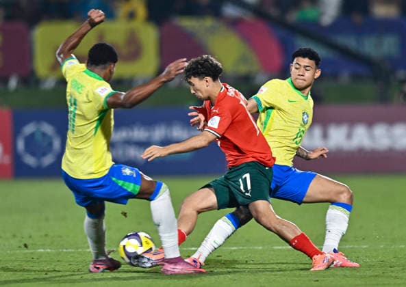 Portugal v Brazil : Semi-final- FIFA U-17 World Cup Qatar 2025 Joao Aragao of Portugal and Luis Pacheco of Brazil in action during the FIFA U-17 World Cup Qatar 2025 Semi-final match between Portugal and Brazil in Doha, Qatar, on November 24, 2025. DOHA Qatar Copyright: xNOUSHADxTHEKKAYILx