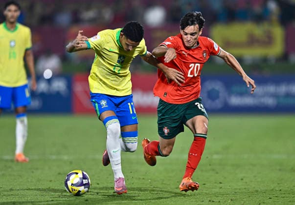 Portugal v Brazil : Semi-final- FIFA U-17 World Cup Qatar 2025 Zeega of Portugal and Pietro Tavares of Brazil in action during the FIFA U-17 World Cup Qatar 2025 Semi-final match between Portugal and Brazil in Doha, Qatar, on November 24, 2025. DOHA Qatar Copyright: xNOUSHADxTHEKKAYILx