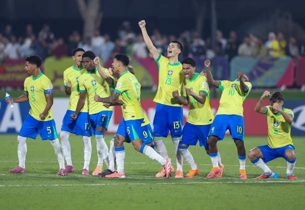 Portugal v Brazil : Semi-final- FIFA U-17 World Cup Qatar 2025 Players of Brazil react in the penalty shootout during the FIFA U-17 World Cup Qatar 2025 Semi-final match between Portugal and Brazil in Doha, Qatar, on November 24, 2025. DOHA Qatar Copyright: xNOUSHADxTHEKKAYILx