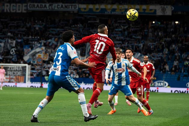 RCD Espanyol de Barcelona v Sevilla FC - LaLiga EA Sports Alexis Sanchez of Sevilla FC heads a ball during the LaLiga EA Sports match between RCD Espanyol and Sevilla FC at the RCD Stadium in Barcelona, Spain, on November 24, 2025 Barcelona Spain  Copyright: xRubenxDexLaxRosax originalFilename:delarosa-rcdespan251124_npzJT.jpg