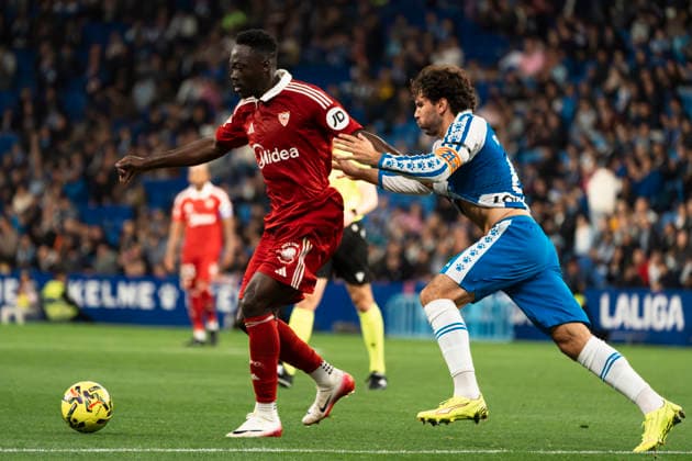 RCD Espanyol de Barcelona v Sevilla FC - LaLiga EA Sports Akor Adams of Sevilla FC plays in front of Leandro Cabrera of RCD Espanyol during the LaLiga EA Sports match between RCD Espanyol and Sevilla FC at the RCD Stadium in Barcelona, Spain, on November 24, 2025 Barcelona Spain  Copyright: xRubenxDexLaxRosax originalFilename:delarosa-rcdespan251124_npvqj.jpg