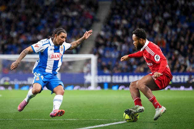 RCD Espanyol vs Sevilla BARCELONA, CA - 24.11.2025: RCD ESPANYOL VS SEVILLA - Chidera Ejuke and Tyrhys Dolan challenge for the ball during RCD Espanyol vs Sevilla match held at RCDE Stadium in Barcelona, CA. (Photo: Santiago Regaira Fotoarena) x2847733x  SantiagoxRegaira