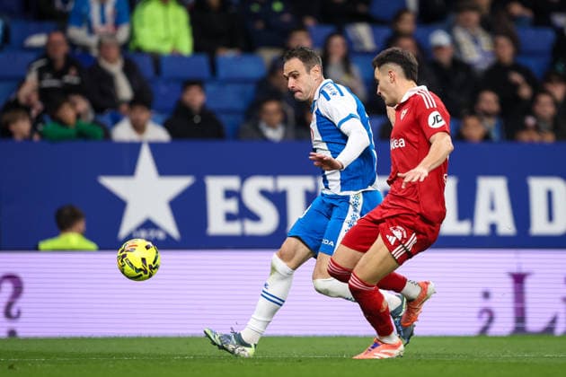 RCD Espanyol vs Sevilla BARCELONA, CA - 24.11.2025: RCD ESPANYOL VS SEVILLA - Kike Garcia and AndrÃ s Castrin are battling for the ball during RCD Espanyol vs Sevilla held at RCDE Stadium in Barcelona, CA. (Photo: Santiago Regaira Fotoarena) x2847747x  SantiagoxRegaira