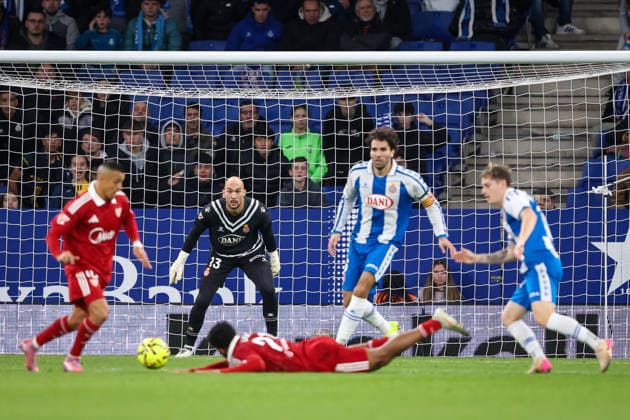 RCD Espanyol vs Sevilla BARCELONA, CA - 24.11.2025: RCD ESPANYOL VS SEVILLA - Marko Dmitrovic during RCD Espanyol vs Sevilla held at the RCDE Stadium in Barcelona, CA. (Photo: Santiago Regaira Fotoarena) x2847802x  SantiagoxRegaira