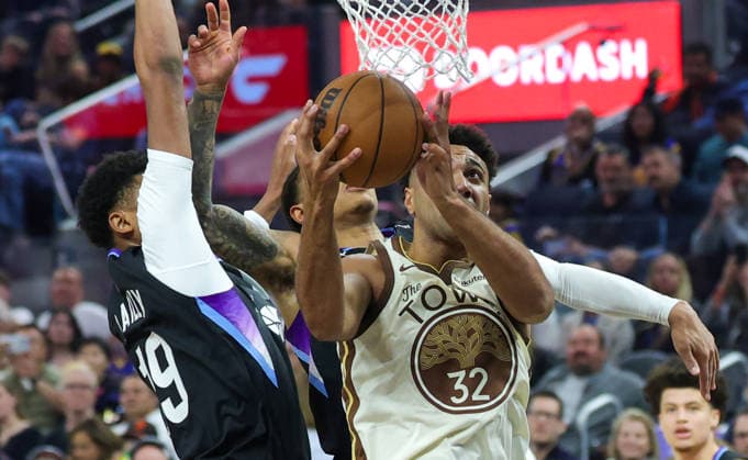 (251125) -- SAN FRANCISCO, Nov. 25, 2025 -- Trayce Jackson-Davis (R) of Golden State Warriors competes during the 2025-2026 NBA, Basketball Herren, USA regular season game between Utah Jazz and Golden State Warriors in San Francisco, the United States, Nov. 24, 2025. (Photo by Xinhua) (SP)U.S.-SAN FRANCISCO-BASKETBALL-NBA-JAZZ VS WARRIORS DongxXudong 