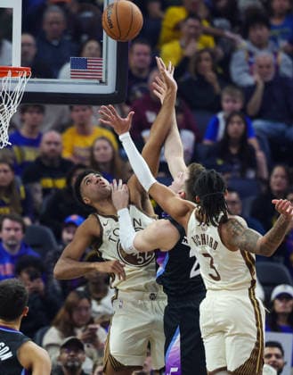 (251125) -- SAN FRANCISCO, Nov. 25, 2025 -- Trayce Jackson-Davis (L) of Golden State Warriors competes during the 2025-2026 NBA, Basketball Herren, USA regular season game between Utah Jazz and Golden State Warriors in San Francisco, the United States, Nov. 24, 2025. (Photo by Xinhua) (SP)U.S.-SAN FRANCISCO-BASKETBALL-NBA-JAZZ VS WARRIORS DongxXudong 