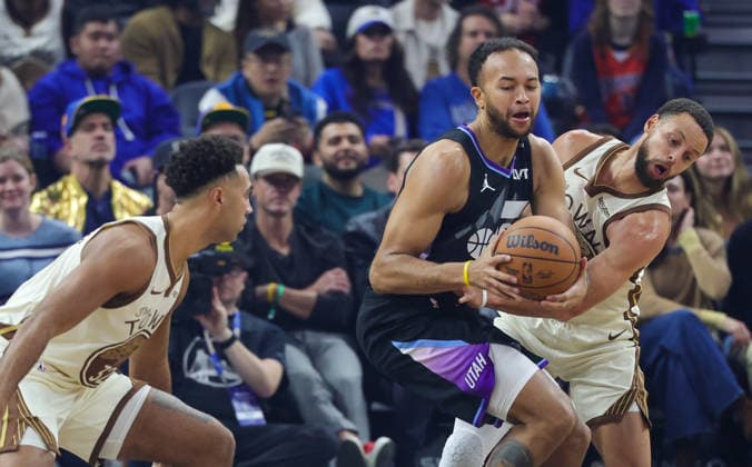 (251125) -- SAN FRANCISCO, Nov. 25, 2025 -- Kyle Anderson (C) of Utah Jazz vies for the ball during the 2025-2026 NBA, Basketball Herren, USA regular season game between Utah Jazz and Golden State Warriors in San Francisco, the United States, Nov. 24, 2025. (Photo by Xinhua) (SP)U.S.-SAN FRANCISCO-BASKETBALL-NBA-JAZZ VS WARRIORS DongxXudong 