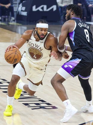 (251125) -- SAN FRANCISCO, Nov. 25, 2025 -- Moses Moody (L) of Golden State Warriors dribbles the ball during the 2025-2026 NBA, Basketball Herren, USA regular season game between Utah Jazz and Golden State Warriors in San Francisco, the United States, Nov. 24, 2025. (Photo by Xinhua) (SP)U.S.-SAN FRANCISCO-BASKETBALL-NBA-JAZZ VS WARRIORS DongxXudong 