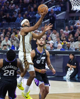 (251125) -- SAN FRANCISCO, Nov. 25, 2025 -- Moses Moody (top) of Golden State Warriors goes for a layup during the 2025-2026 NBA, Basketball Herren, USA regular season game between Utah Jazz and Golden State Warriors in San Francisco, the United States, Nov. 24, 2025. (Photo by Xinhua) (SP)U.S.-SAN FRANCISCO-BASKETBALL-NBA-JAZZ VS WARRIORS DongxXudong 