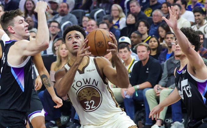 (251125) -- SAN FRANCISCO, Nov. 25, 2025 -- Trayce Jackson-Davis (C) of Golden State Warriors competes during the 2025-2026 NBA, Basketball Herren, USA regular season game between Utah Jazz and Golden State Warriors in San Francisco, the United States, Nov. 24, 2025. (Photo by Xinhua) (SP)U.S.-SAN FRANCISCO-BASKETBALL-NBA-JAZZ VS WARRIORS DongxXudong 