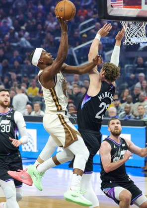 (251125) -- SAN FRANCISCO, Nov. 25, 2025 -- Jimmy Butler (L) of Golden State Warriors goes for a layup during the 2025-2026 NBA, Basketball Herren, USA regular season game between Utah Jazz and Golden State Warriors in San Francisco, the United States, Nov. 24, 2025. (Photo by Xinhua) (SP)U.S.-SAN FRANCISCO-BASKETBALL-NBA-JAZZ VS WARRIORS DongxXudong 
