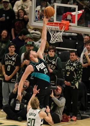 (251125) -- MILWAUKEE, Nov. 25, 2025 -- Portland Trail Blazers Donovan Clingan (top) goes to the basket during the 2025-2026 NBA, Basketball Herren, USA regular season game between Portland Trail Blazers and Milwaukee Bucks in Milwaukee, the United States, on Nov. 24, 2025. (Photo by Xinhua) (SP)U.S.-MILWAUKEE-BASKETBALL-NBA-TRAIL BLAZERS VS BUCKS JoelxLerner 