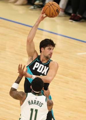(251125) -- MILWAUKEE, Nov. 25, 2025 -- Portland Trail Blazers Deni Avdija (top) throws a pass during the 2025-2026 NBA, Basketball Herren, USA regular season game between Portland Trail Blazers and Milwaukee Bucks in Milwaukee, the United States, on Nov. 24, 2025. (Photo by Xinhua) (SP)U.S.-MILWAUKEE-BASKETBALL-NBA-TRAIL BLAZERS VS BUCKS JoelxLerner 