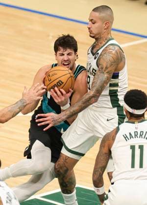 (251125) -- MILWAUKEE, Nov. 25, 2025 -- Portland Trail Blazers Deni Avdija (L) drives on Milwaukee Bucks Kyle Kuzma during the 2025-2026 NBA, Basketball Herren, USA regular season game between Portland Trail Blazers and Milwaukee Bucks in Milwaukee, the United States, on Nov. 24, 2025. (Photo by Xinhua) (SP)U.S.-MILWAUKEE-BASKETBALL-NBA-TRAIL BLAZERS VS BUCKS JoelxLerner 