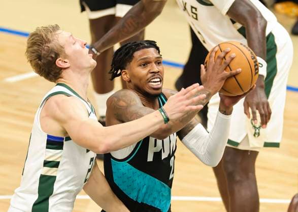 (251125) -- MILWAUKEE, Nov. 25, 2025 -- Portland Trail Blazers Caleb Love (R) drives to the basket against Milwaukee Bucks AJ Green during the 2025-2026 NBA, Basketball Herren, USA regular season game between Portland Trail Blazers and Milwaukee Bucks in Milwaukee, the United States, on Nov. 24, 2025. (Photo by Xinhua) (SP)U.S.-MILWAUKEE-BASKETBALL-NBA-TRAIL BLAZERS VS BUCKS JoelxLerner 