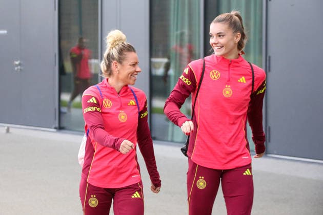 25 11 2025, xgrfx, Football DFB Media Dates, DFB German Womens National Team Training v l Linda Dallmann, Selina Cerci German Womens National Team DFL DFB REGULATIONS PROHIBIT ANY USE OF PHOTOGRAPHS as IMAGE SEQUENCES and or QUASI VIDEO Frankfurt am Main