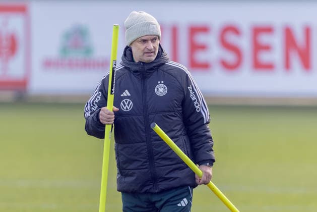 Training German national womens soccer team National coach Christian Wück prepares the training ground Training of the womens national team before the final of the UEFA Womens Nations League on November 25, 2025 in Frankfurt am Main, Frankfurt am Main Hesse Germany DFB Campus
