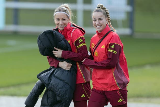 Training German national womens soccer team Kathrin Hendrich and Giulia Gwinn enter the training ground in a good mood Training of the womens national team before the final of the UEFA Women s Nations League on November 25, 2025 in Frankfurt am Main, Frankfurt am Main Hesse Germany DFB Campus
