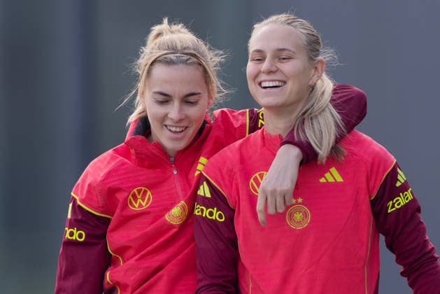 Training German national womens soccer team Laura Freigang and Klara Bühl enter the training ground in a good mood Training of the womens national team before the final of the UEFA Womens Nations League on November 25, 2025 in Frankfurt am Main, Frankfurt am Main Hesse Germany DFB Campus