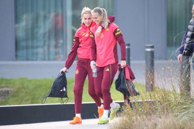 25 11 2025, xgrfx, Football DFB Media Dates, DFB German Womens National Team Training v l Laura Freigang, Klara Bühl German Womens National Team DFL DFB REGULATIONS PROHIBIT ANY USE OF PHOTOGRAPHS as IMAGE SEQUENCES and or QUASI VIDEO Frankfurt am Main