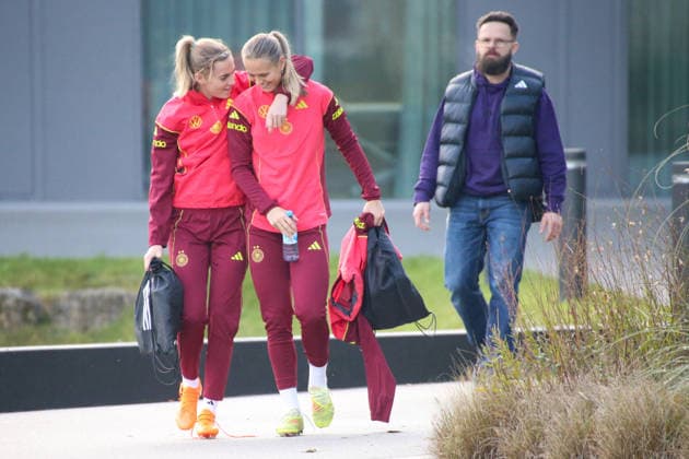 25 11 2025, xgrfx, Football DFB Media Dates, DFB German Womens National Team Training v l Laura Freigang, Klara Bühl German Womens National Team DFL DFB REGULATIONS PROHIBIT ANY USE OF PHOTOGRAPHS as IMAGE SEQUENCES and or QUASI VIDEO Frankfurt am Main