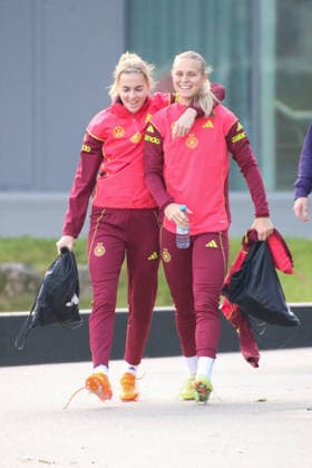 25 11 2025, xgrfx, Football DFB Media Dates, DFB German Womens National Team Training v l Laura Freigang, Klara Bühl German Womens National Team DFL DFB REGULATIONS PROHIBIT ANY USE OF PHOTOGRAPHS as IMAGE SEQUENCES and or QUASI VIDEO Frankfurt am Main