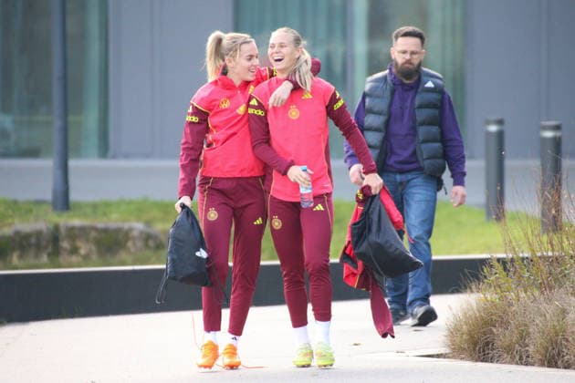 25 11 2025, xgrfx, Football DFB Media Dates, DFB German Womens National Team Training v l Laura Freigang, Klara Bühl German Womens National Team DFL DFB REGULATIONS PROHIBIT ANY USE OF PHOTOGRAPHS as IMAGE SEQUENCES and or QUASI VIDEO Frankfurt am Main