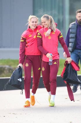 25 11 2025, xgrfx, Football DFB Media Dates, DFB German Womens National Team Training v l Laura Freigang, Klara Bühl German Womens National Team DFL DFB REGULATIONS PROHIBIT ANY USE OF PHOTOGRAPHS as IMAGE SEQUENCES and or QUASI VIDEO Frankfurt am Main