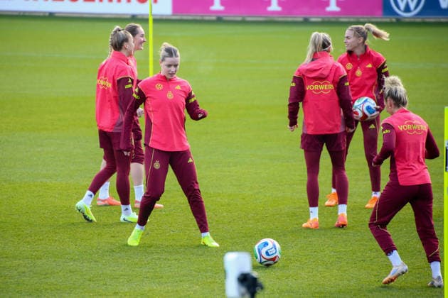 25 11 2025, xgrfx, Football DFB Media Dates, DFB German Womens National Team Training v l Alara, Linda Dallmann German Womens National Team DFL DFB REGULATIONS PROHIBIT ANY USE OF PHOTOGRAPHS as IMAGE SEQUENCES and or QUASI VIDEO Frankfurt am Main