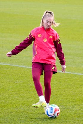 25 11 2025, xgrfx, Football DFB Media Dates, DFB German Womens National Team Training v l Janina Minge German Womens National Team DFL DFB REGULATIONS PROHIBIT ANY USE OF PHOTOGRAPHS as IMAGE SEQUENCES and or QUASI VIDEO Frankfurt am Main