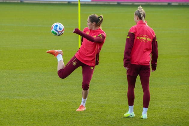 25 11 2025, xgrfx, Football DFB Media Dates, DFB German Womens National Team Training v l Sydney Lohmann, Giulia Gwinn German Womens National Team DFL DFB REGULATIONS PROHIBIT ANY USE OF PHOTOGRAPHS as IMAGE SEQUENCES and or QUASI VIDEO Frankfurt am Main